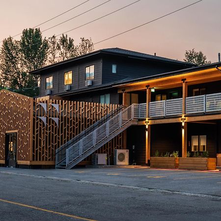 Vrge Revelstoke Hotel Buitenkant foto