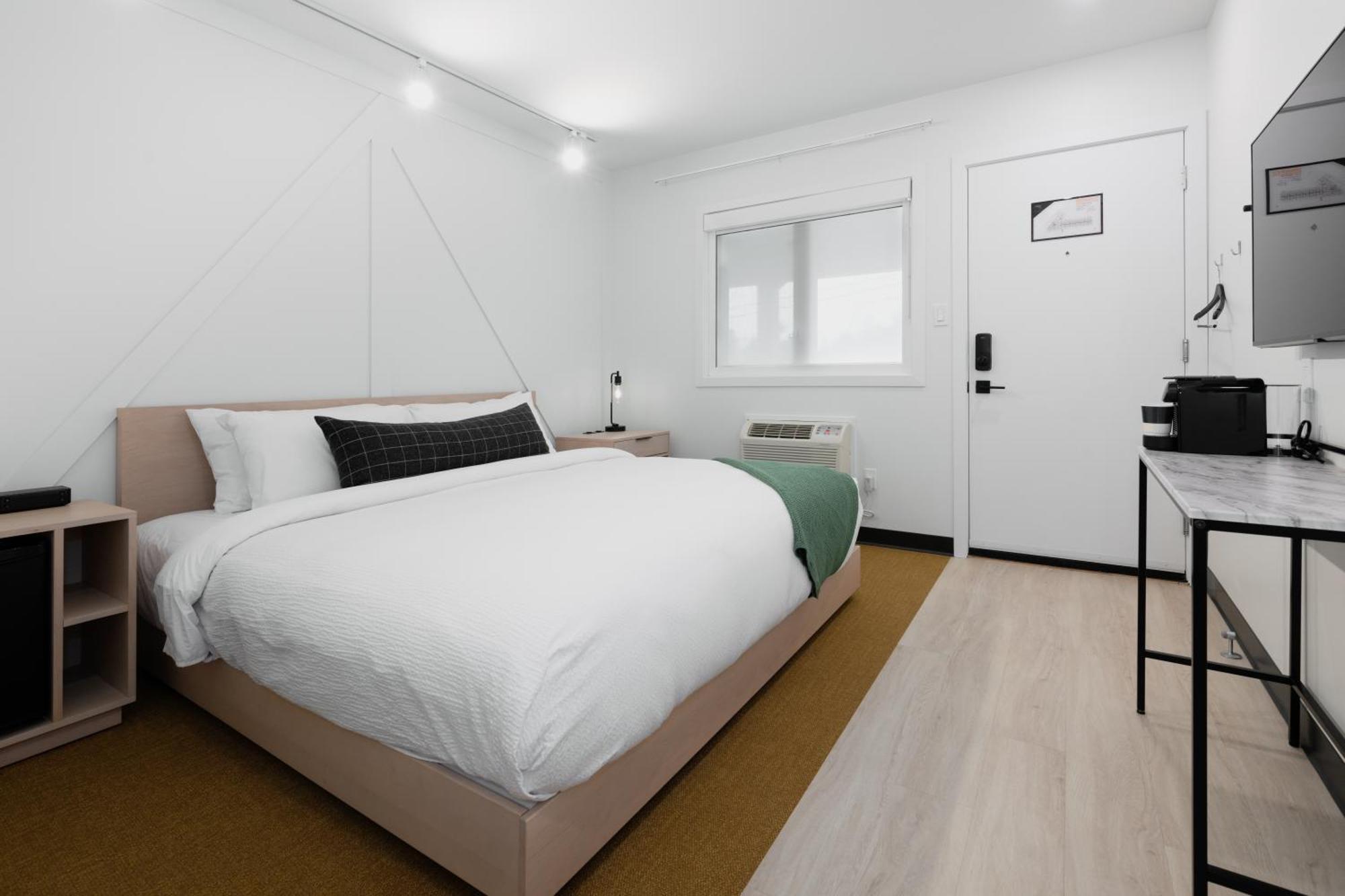 Vrge Revelstoke Hotel Buitenkant foto